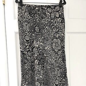 Anne Taylor Petite Women’s Skirt w/Tags Size 8 Petite 
Black and White Silk